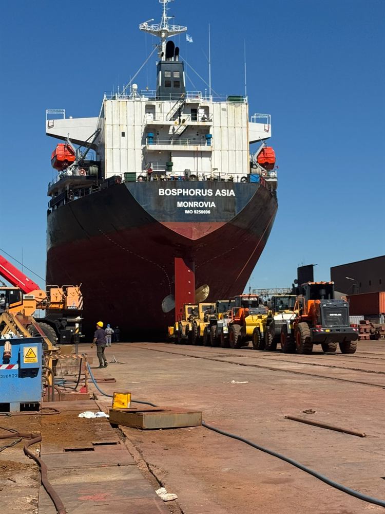 Buque carguero amarrado en el muelle antes de la intervención