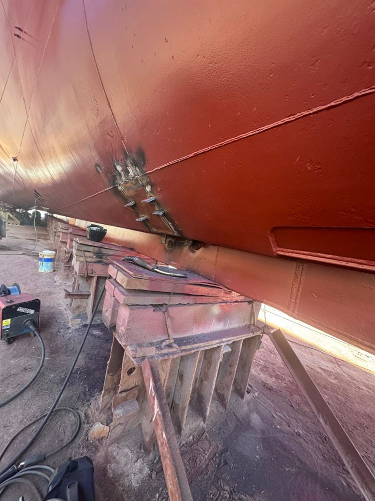 Obra viva del buque sobre picaderos, con reparaciones en el casco