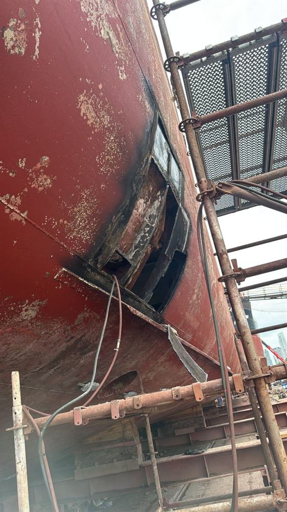 Abertura practicada en el costado del casco para reemplazo de chapa